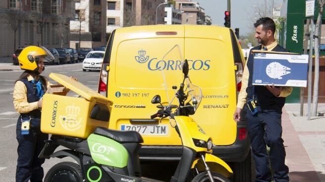 Correos desembolsará 605.000 euros para patrocinar la Vuelta Ciclista 16 años después Empleados de Correos durante las tareas de reparto.