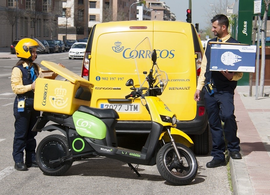 Empleados de Correos durante las tareas de reparto.