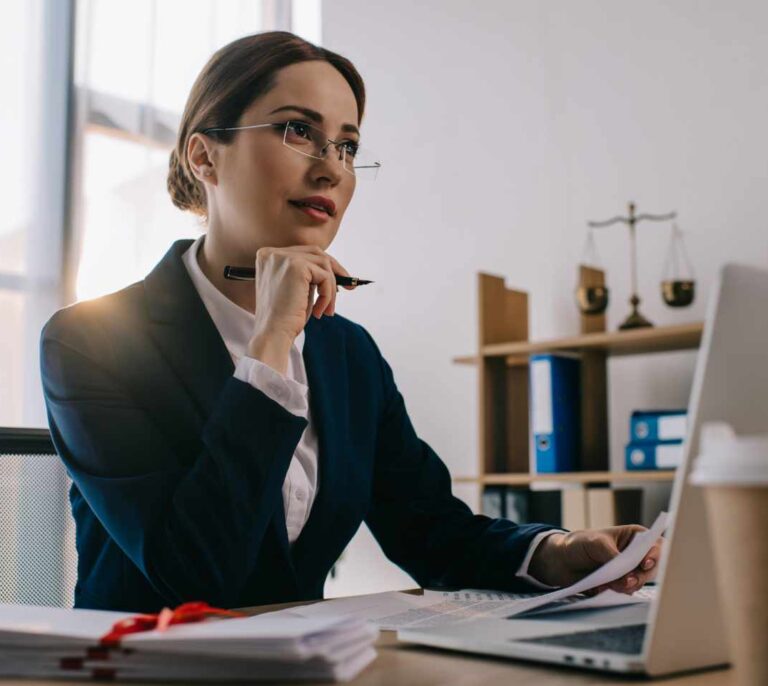 Jóvenes abogados abocados a ser falsos autónomos: "su uso es extendido en el sector"