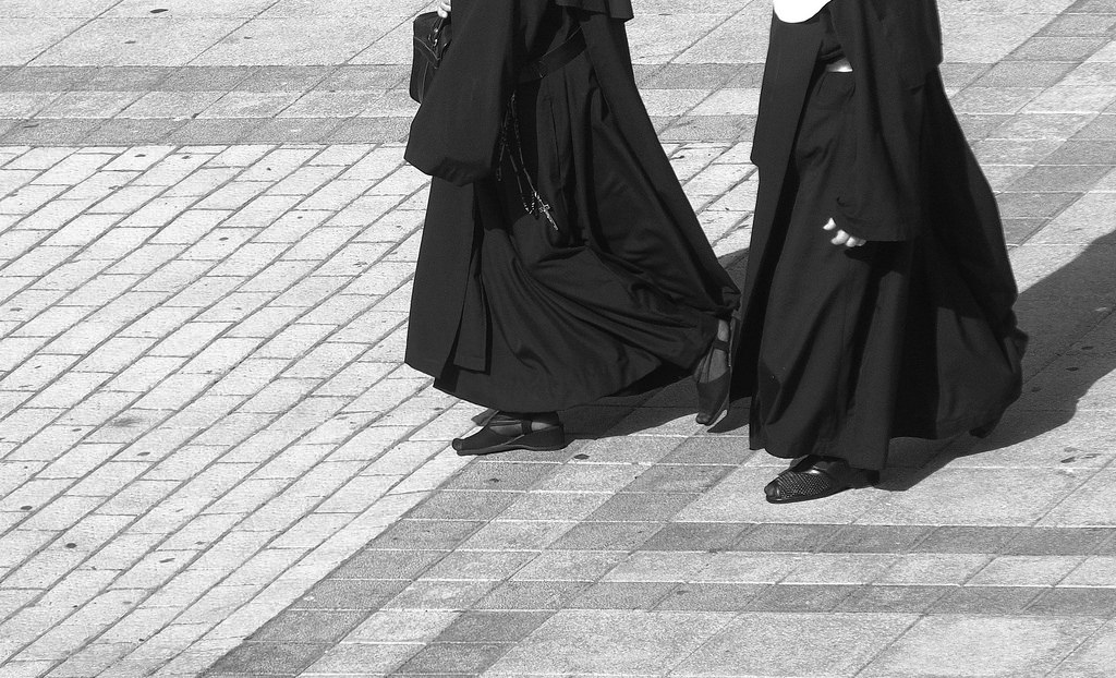 Dos monjas paseando con el hábito.