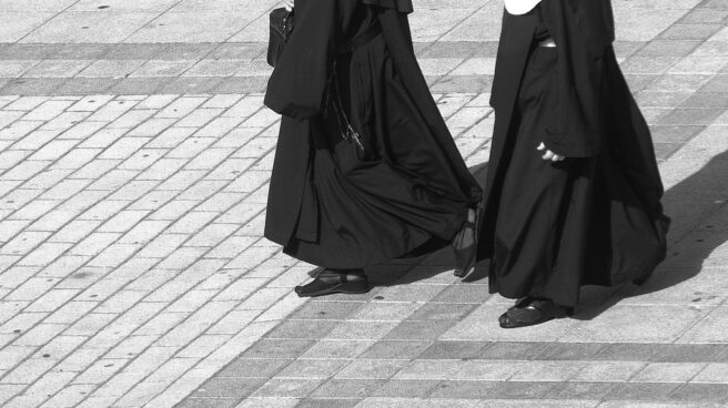 Dos monjas paseando con el hábito. Dos monjas paseando con el hábito.