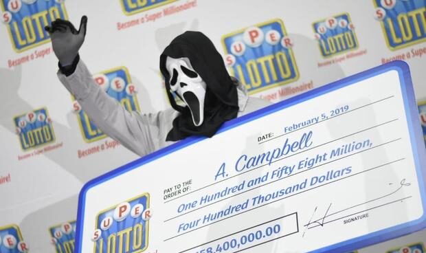 El ganador de la lotería de Jamaica recogiendo el premio.