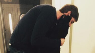 La viral imagen de Nala, la perra de Emiliano Sala que esperó durante horas en el tanatorio