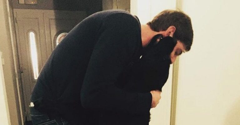 La viral imagen de Nala, la perra de Emiliano Sala que esperó durante horas en el tanatorio