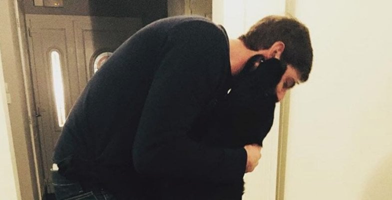 La viral imagen de Nala, la perra de Emiliano Sala que esperó durante horas en el tanatorio