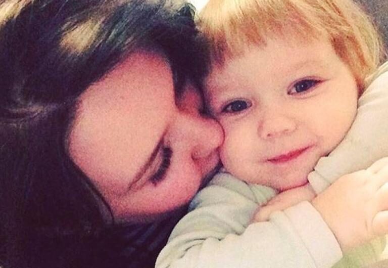 Muere una niña de 3 años a la que su madre abandonó una semana para irse de fiesta