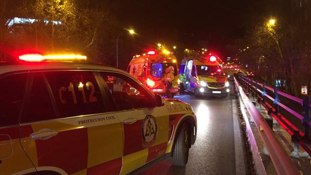 Efectivos de Emergencias Madrid durante el momento del accidente.