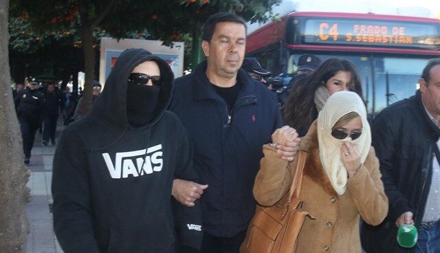 El 'Cuco' y su madre a la entrada de la Audiencia Provincial de Sevilla El 'Cuco' y su madre a la entrada de la Audiencia Provincial de Sevilla