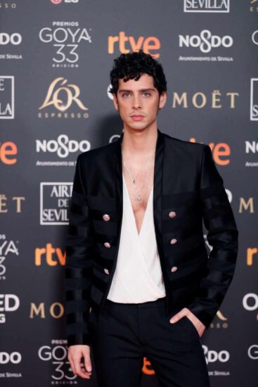 El actor y director de cine Eduardo Casanova posa a su llegada a la alfombra roja de los Premios Goya 2019