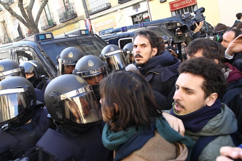 El diputado de Unidos Podemos en el Congreso, Alberto Rodríguez, en primera línea frente a los antidisturbios