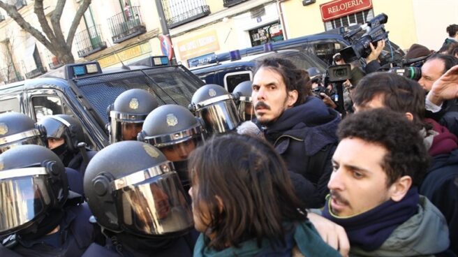El diputado de Unidos Podemos en el Congreso, Alberto Rodríguez, en primera línea frente a los antidisturbios