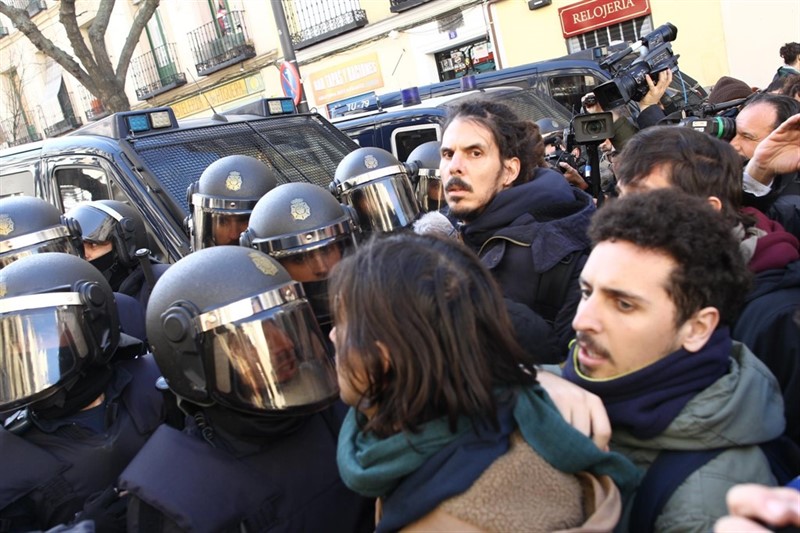 El diputado de Unidos Podemos en el Congreso, Alberto Rodríguez, en primera línea frente a los antidisturbios