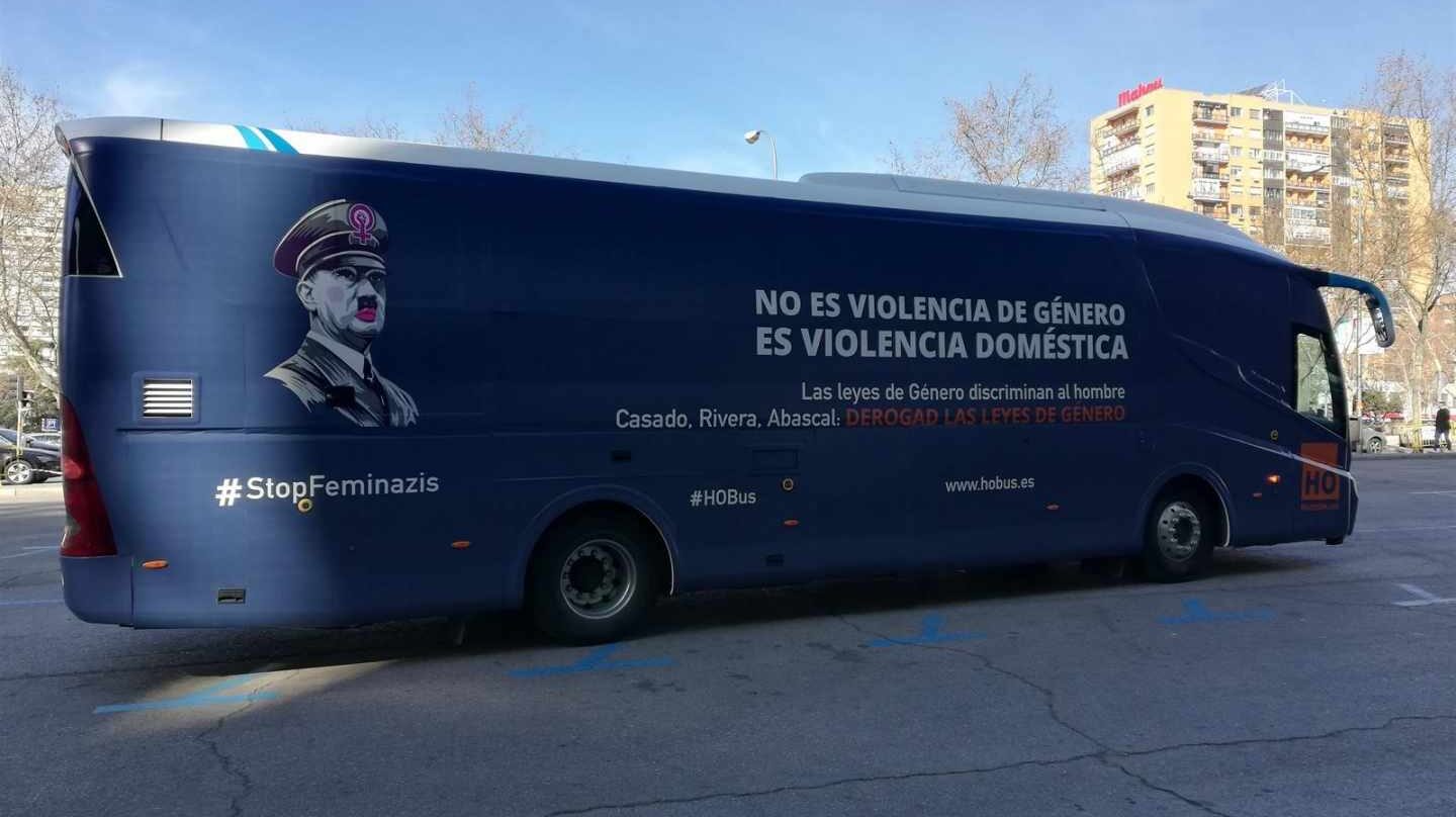 El polémico autobús de HazteOir que carga contra el movimiento feminista.