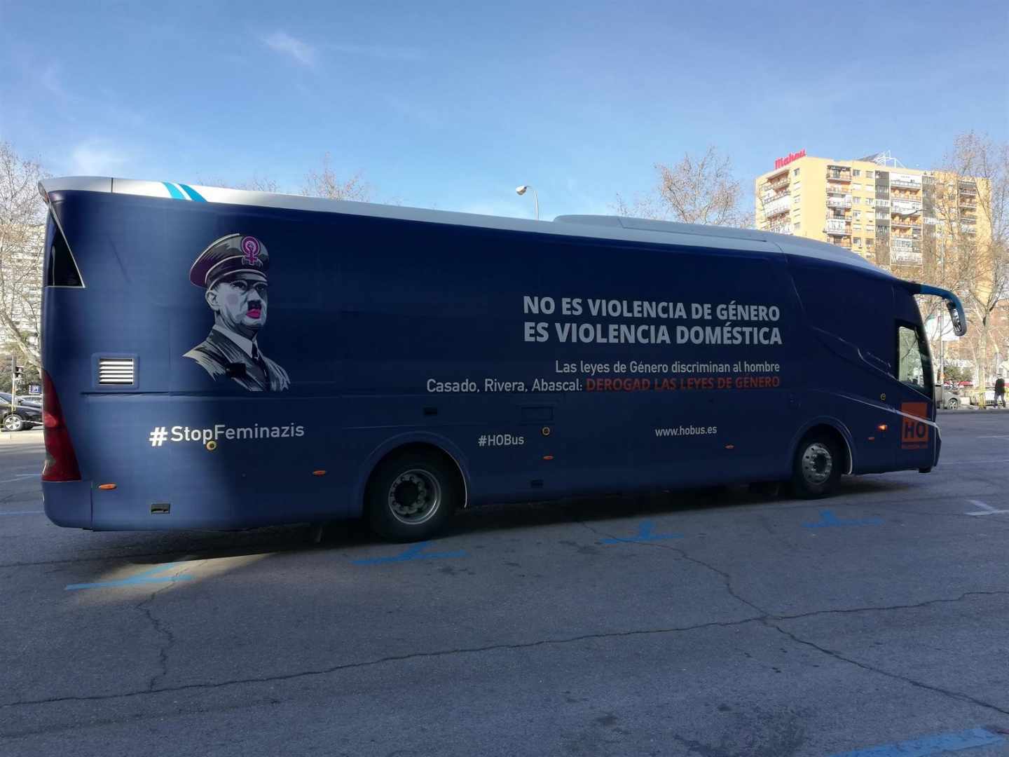 El polémico autobús de HazteOir que carga contra el movimiento feminista.