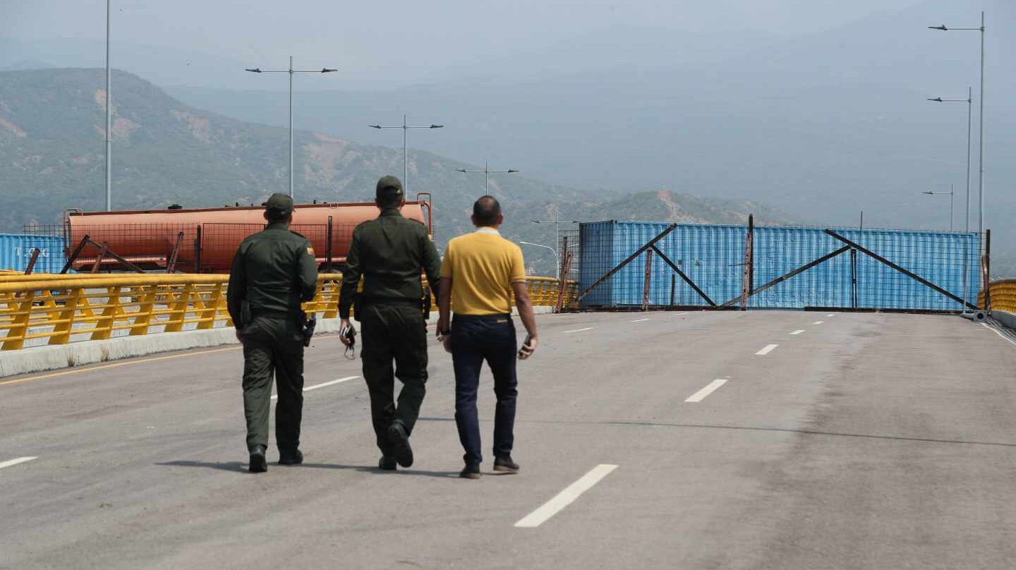 La Guardia venezolana bloquea con grandes contenedores el puente Tienditas, en la frontera con Cúcuta (Colombia), para evitar el ingreso de ayuda humanitaria.
