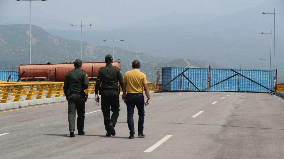 La Guardia venezolana bloquea con grandes contenedores el puente Tienditas, en la frontera con Cúcuta (Colombia), para evitar el ingreso de ayuda humanitaria.