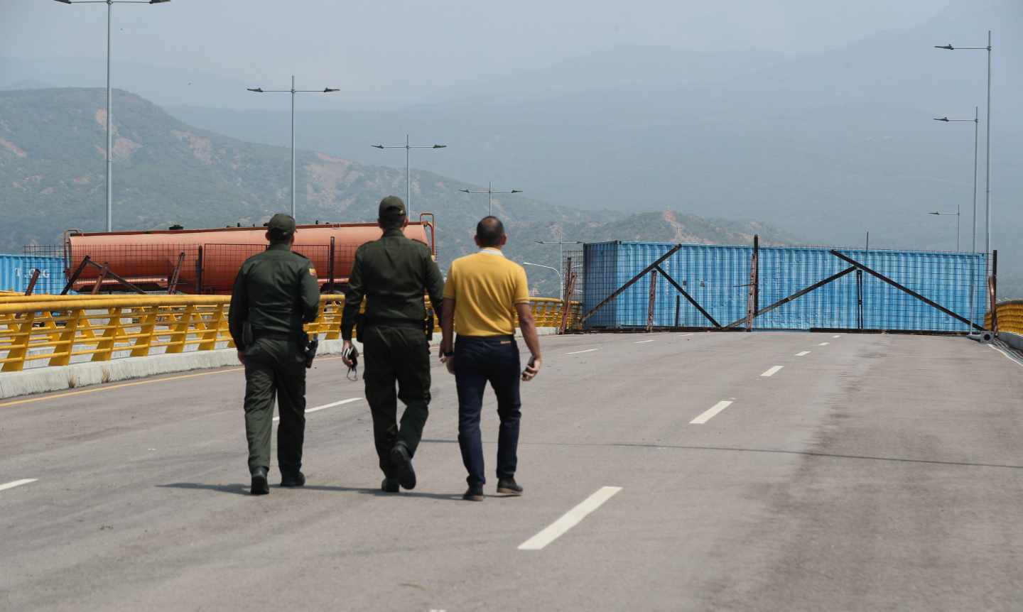 La Guardia venezolana bloquea con grandes contenedores el puente Tienditas, en la frontera con Cúcuta (Colombia), para evitar el ingreso de ayuda humanitaria.