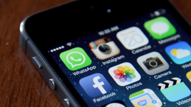 noticias falsas facebook gobierno españa fake news elecciones Un teléfono móvil con acceso a diferentes redes sociales.