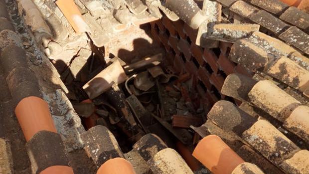 Fotografía del agujero hallado en una vivienda de la localidad.