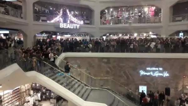 Fotograma del vídeo en que un hombre baja las escaleras de Primark Gran Vía para pedir matrimonio a su novia