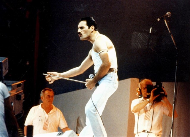 Freddie Mercury vestido de blanco en pleno concierto