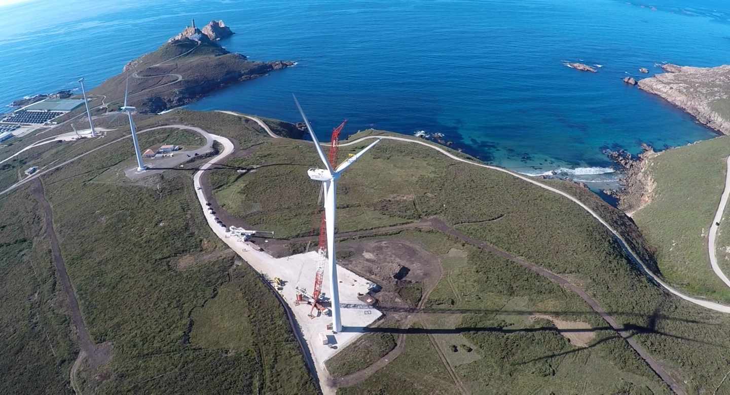 Imagen de un molino de viento en Cabo Vilán (A Coruña)