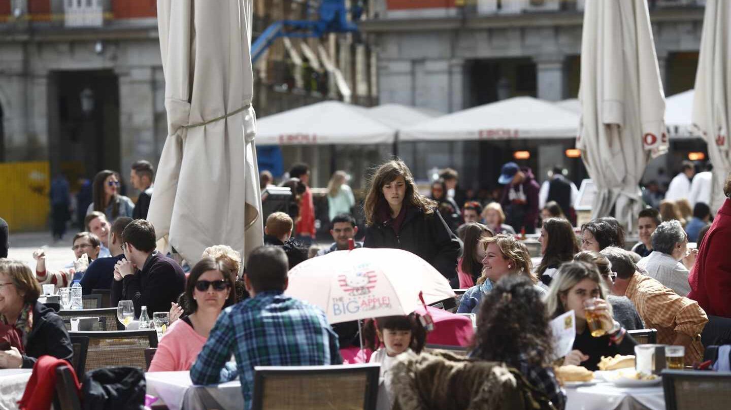 Gente comiendo en una terraza