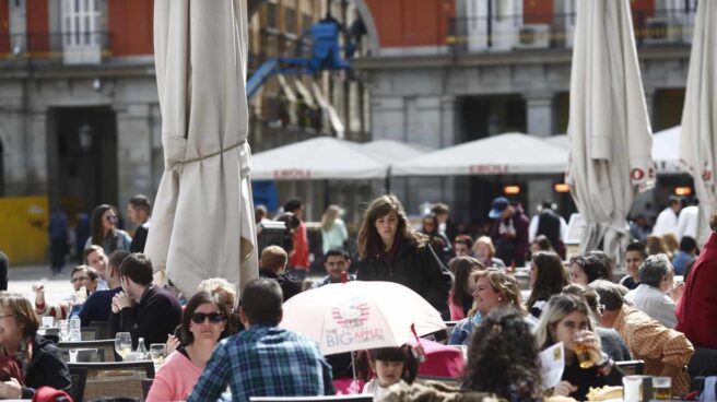 Gente comiendo en una terraza