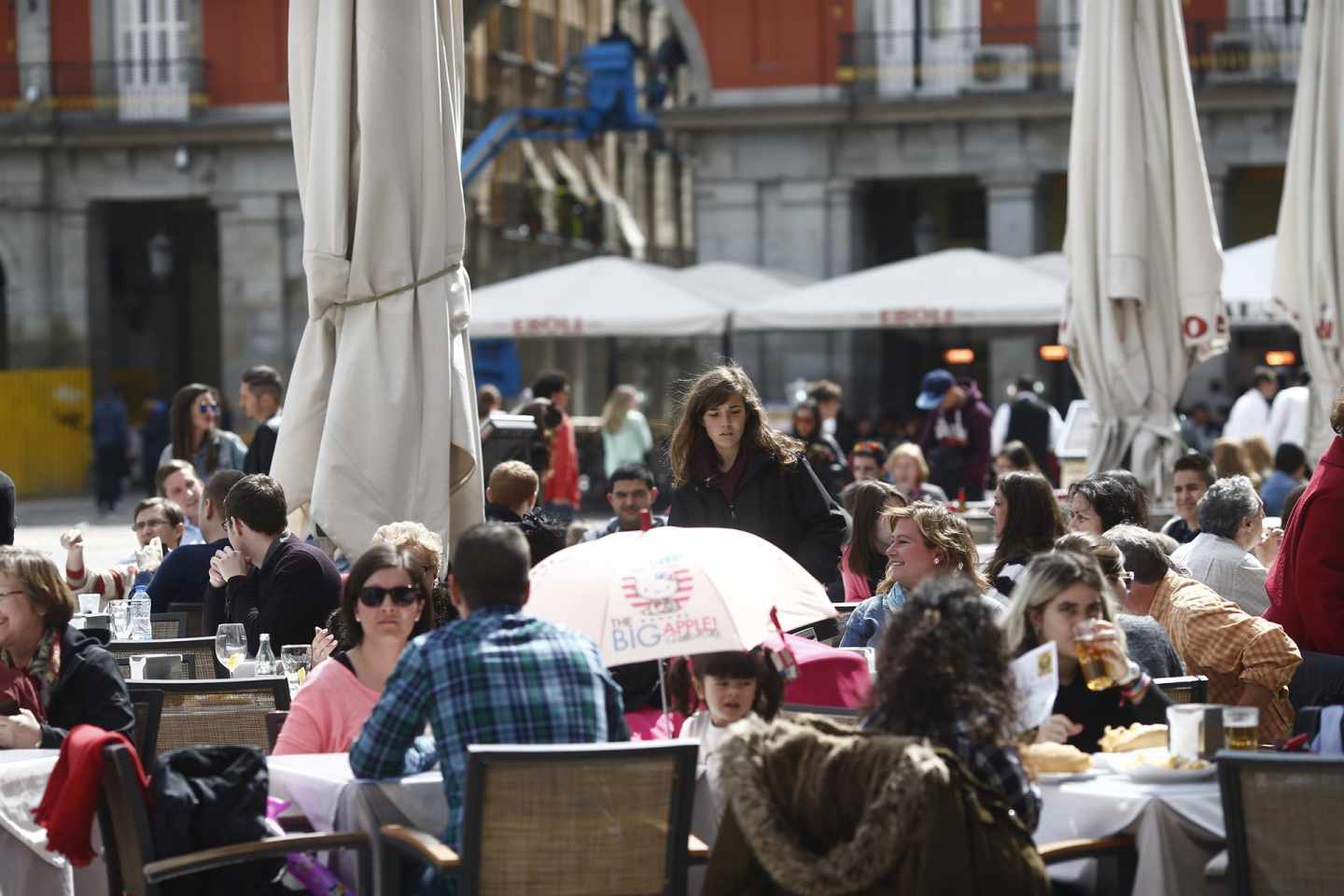 Gente comiendo en una terraza