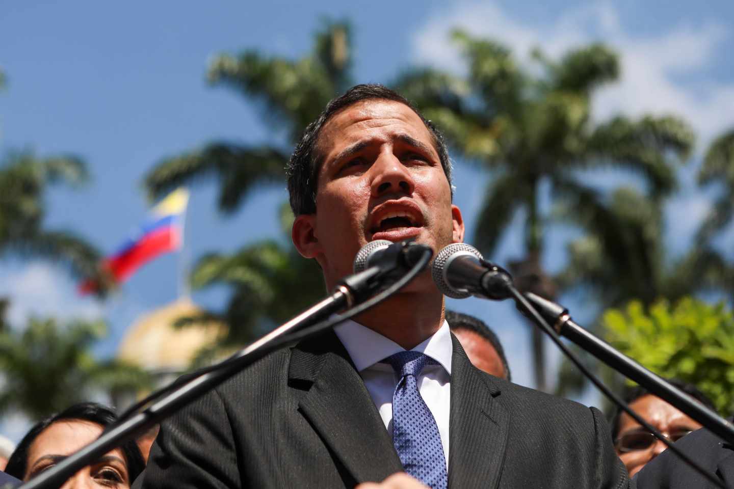 Guaidó anuncia una huelga de funcionarios para presionar a Maduro
