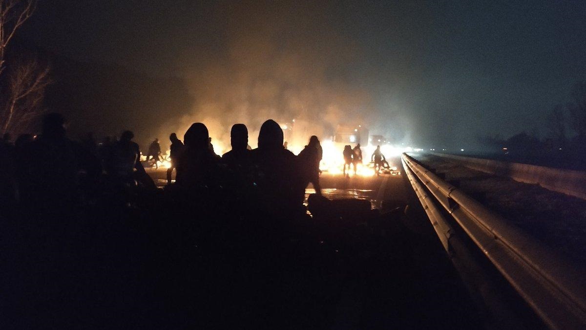 Los CDR cortan una autopista por la huelga en Cataluña.