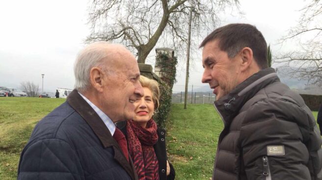 Xabier Arzalluz conversa con Arnaldo Otegi.