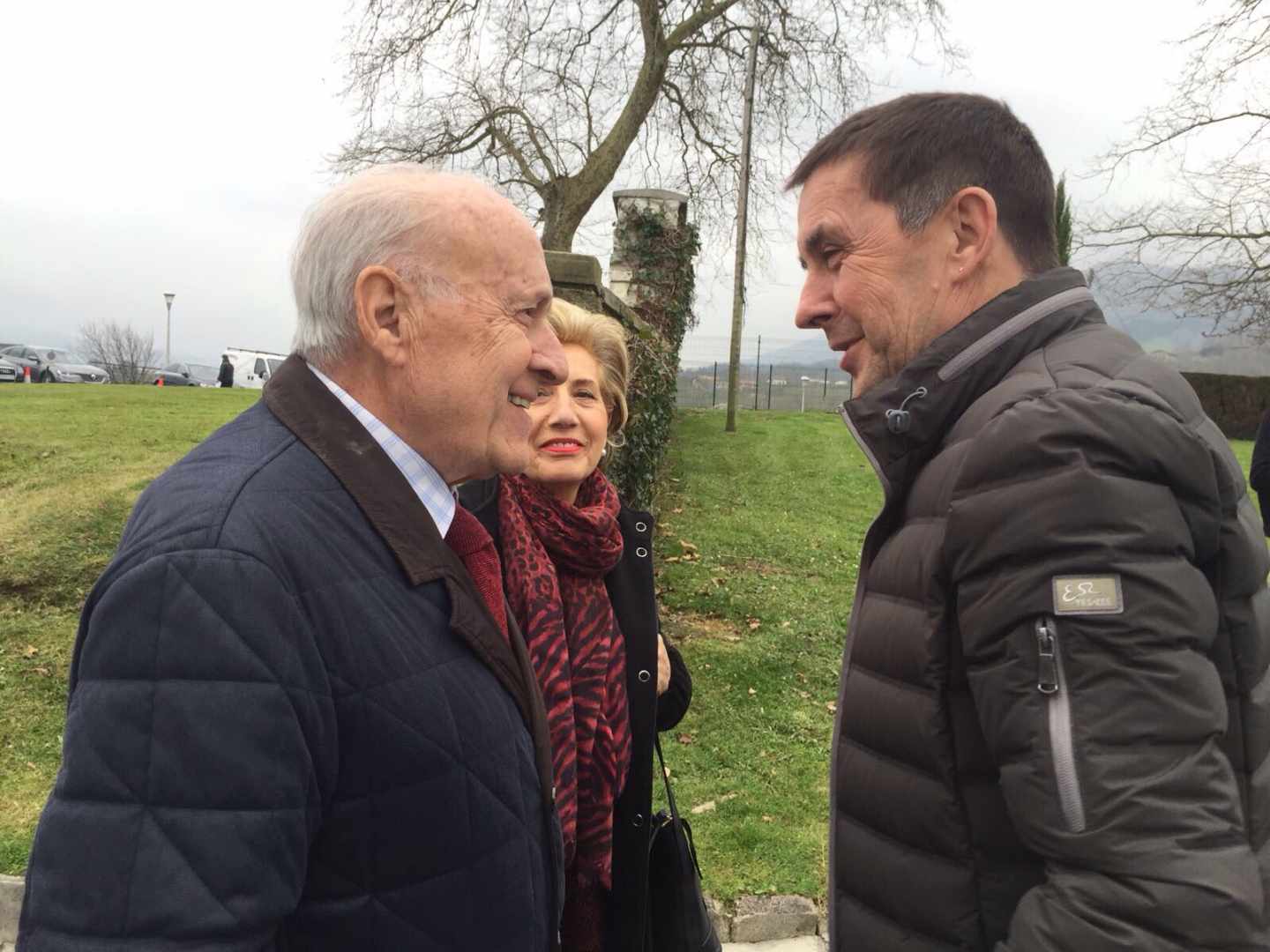 Xabier Arzalluz conversa con Arnaldo Otegi.