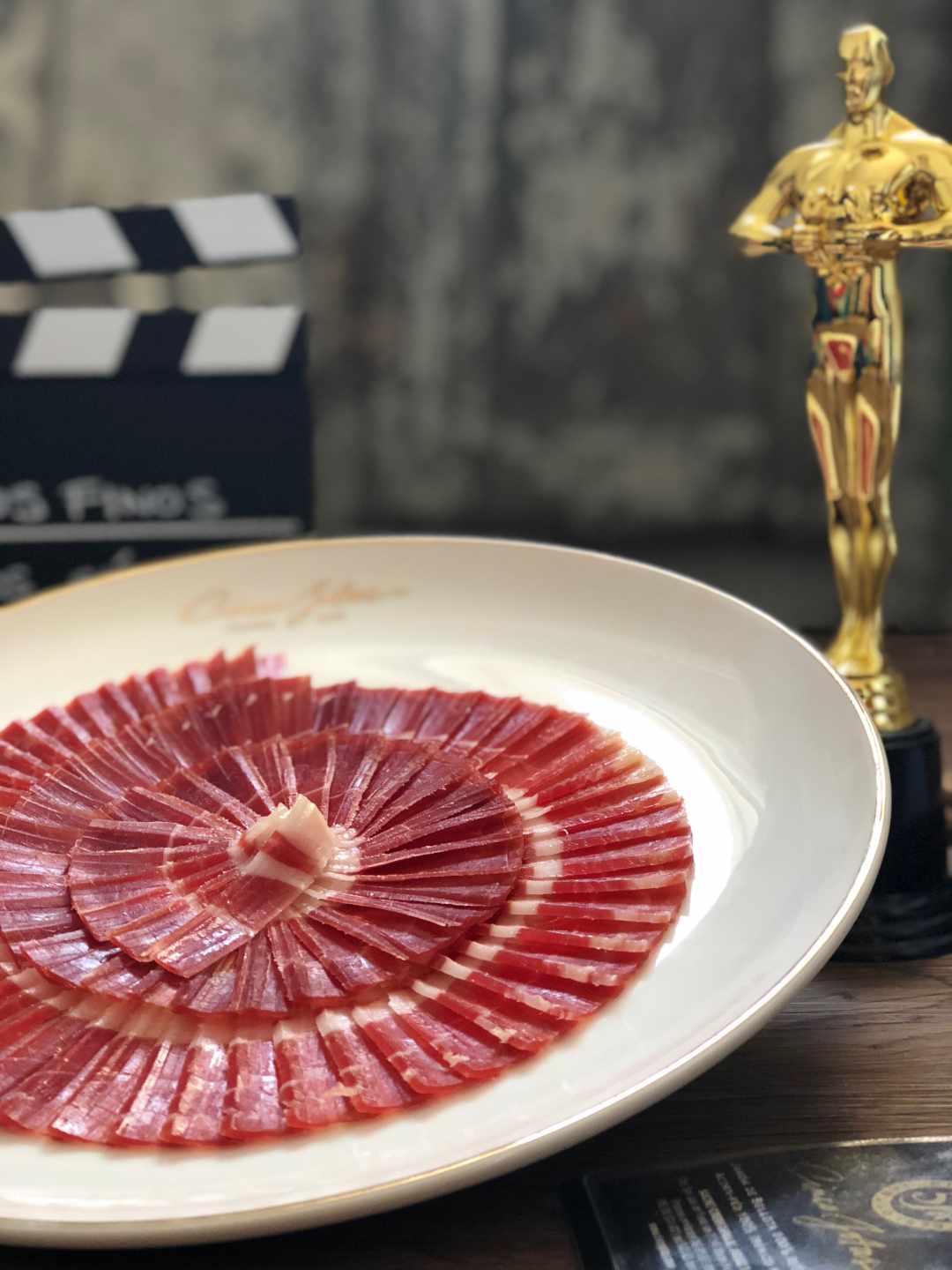 El burgalés Carlos Sánchez, primer español que cortará jamón en los Oscar