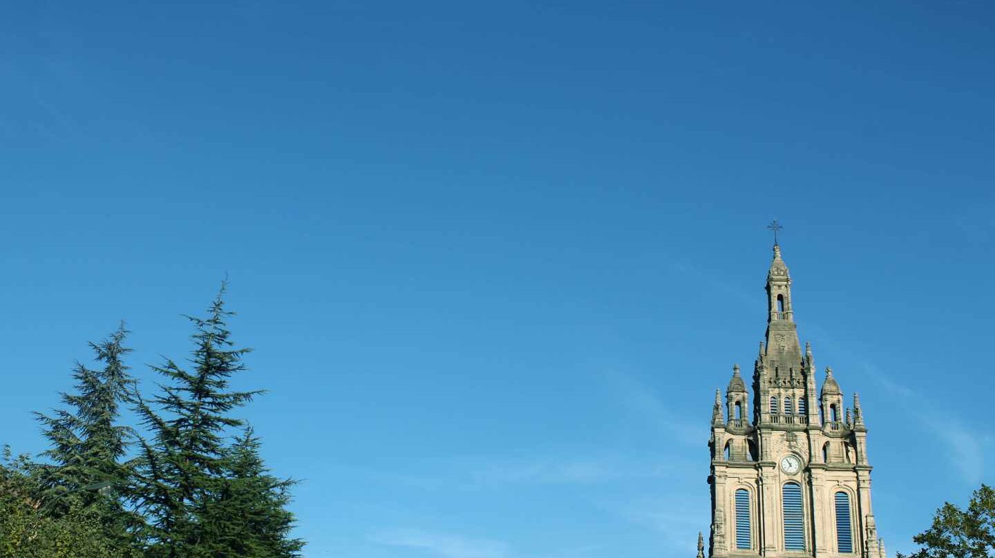 Imagen del campanario de la Iglesia de Begoña en Bilbao.