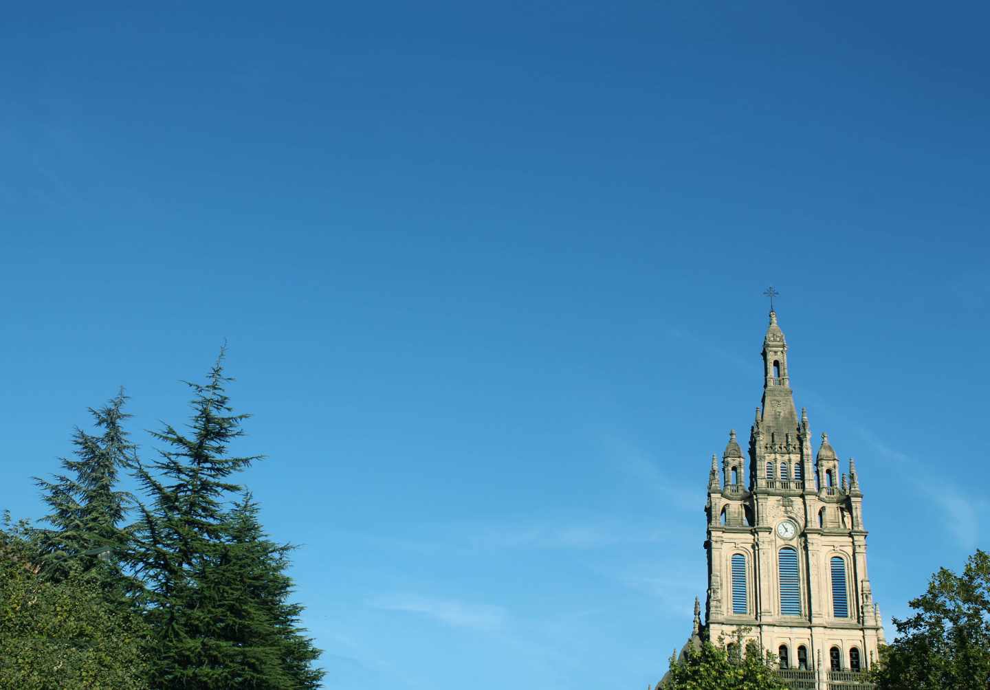 Imagen del campanario de la Iglesia de Begoña en Bilbao.