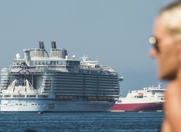 Buscan a una pasajera de un crucero que podría haber caído al mar en Menorca