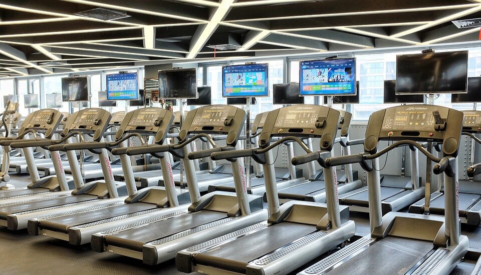 Interior de un gimnasio