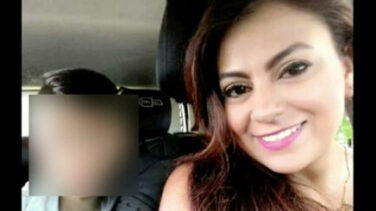 Una mujer se tira por un puente con su hijo en brazos