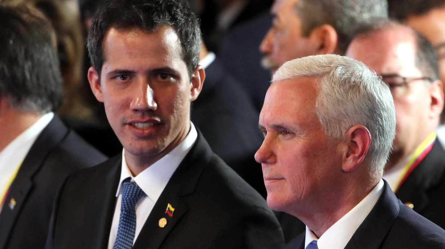 El presidente encargado de Venezuela, Juan Guaidó, junto al vicepresidente de EEUU; Mike Pence, en la reunión del Grupo de LIma.