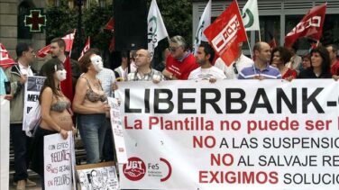Los sindicatos temen un ERE en Liberbank, en plena guerra de Unicaja y Abanca por su control