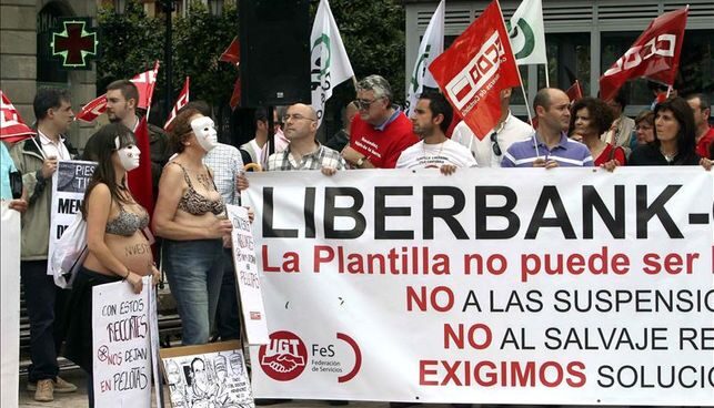Los trabajadores de Liberbank durante una protesta por los ajustes en 2016.