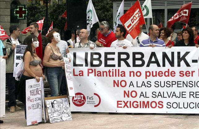 Los trabajadores de Liberbank durante una protesta por los ajustes en 2016.