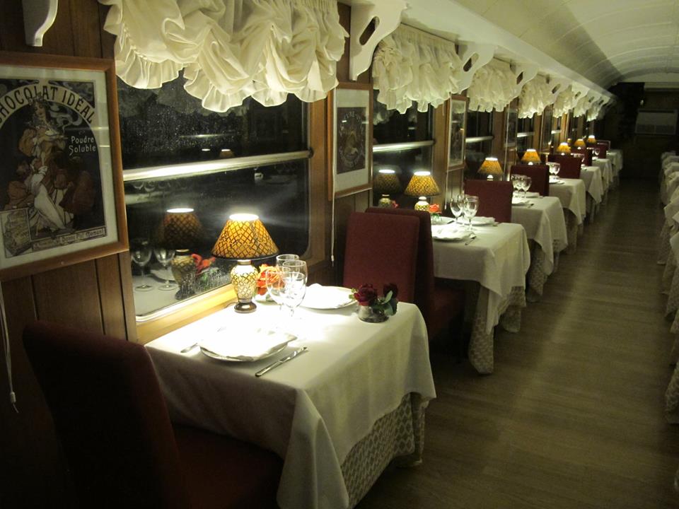 La postal, restaurante en el vagón de un tren