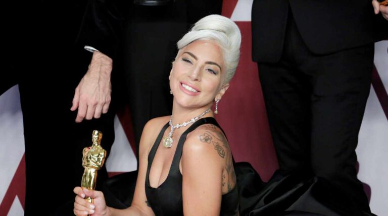 Lady Gaga con su Oscar