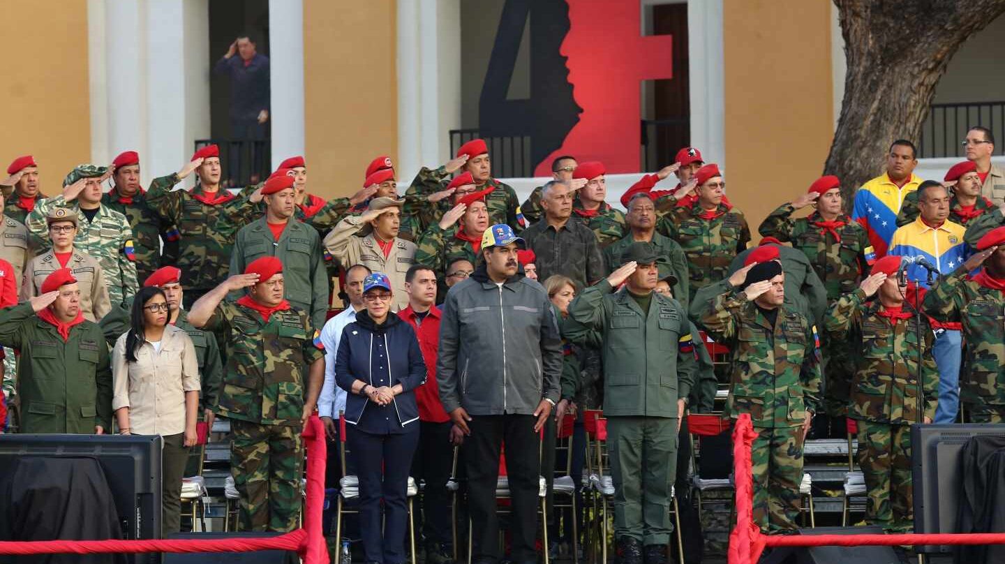 Maduro rodeado de militares en Caracas