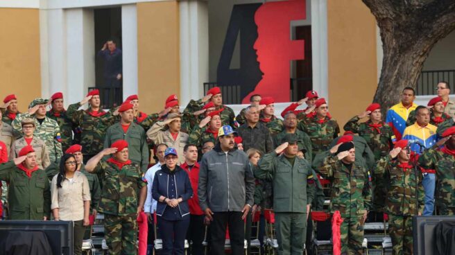 Maduro rodeado de militares en Caracas