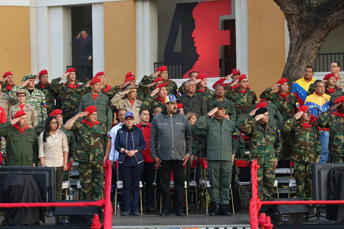 Maduro rodeado de militares en Caracas