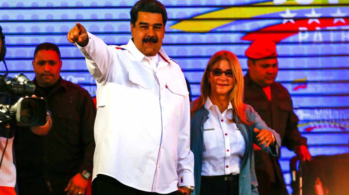 Nicolás Maduro y su esposa Cilia Flores ante sus seguidores en Caracas.