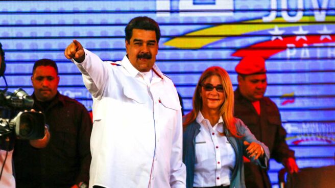 Nicolás Maduro y su esposa Cilia Flores ante sus seguidores en Caracas.